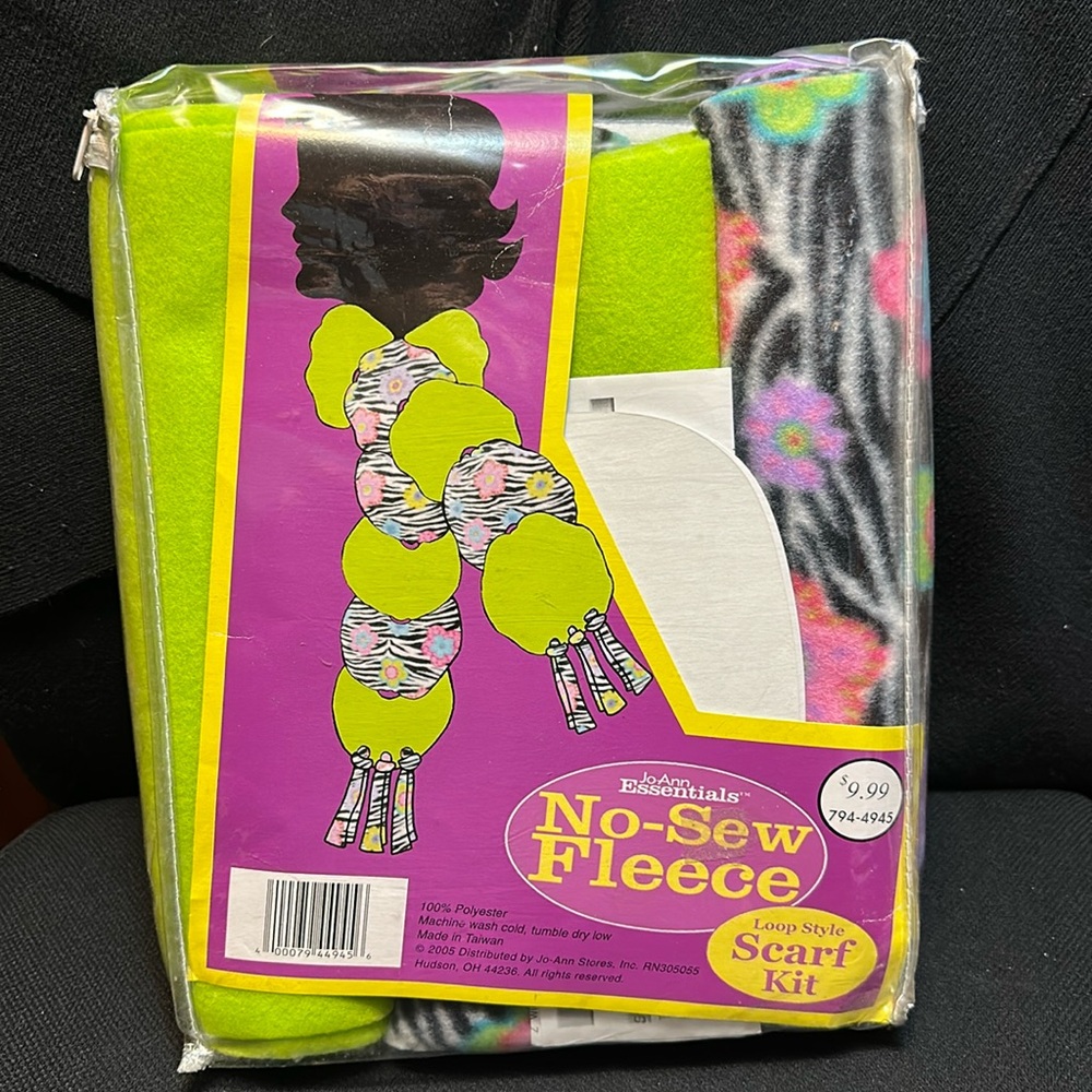 No sew fleece loop style scarf kit. New in package